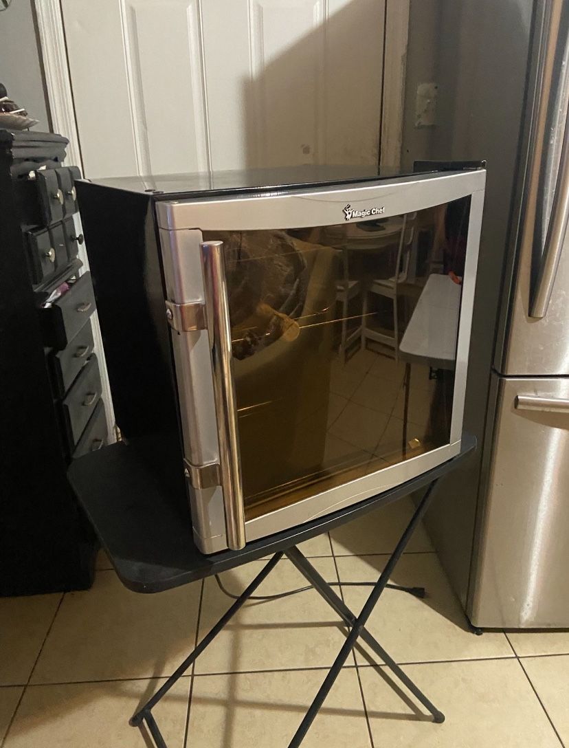 Magic Chef Mini Wine Cooler/ Refrigerador De Vino Mini (good Conditions/ Buena Condiciones) (details In Photos/ Detalles En Photos) 