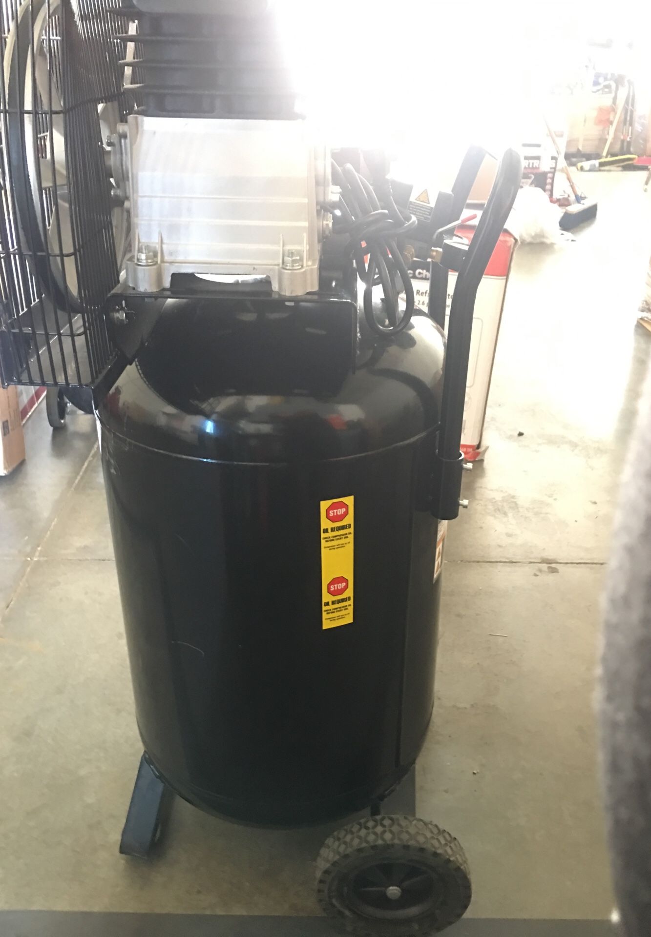 CENTRAL PNEUMATIC 29 Gal. 2 HP 150 PSI Cast Iron Vertical Air