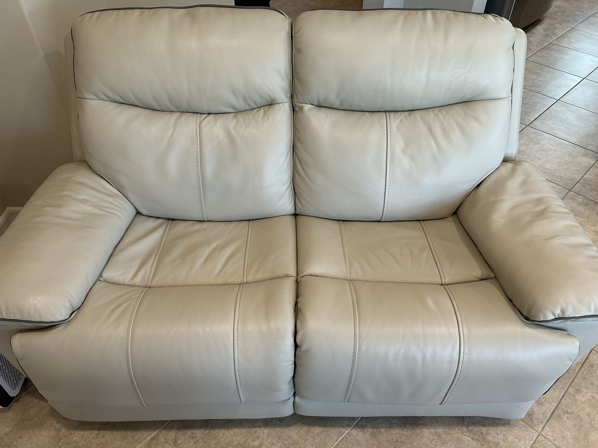 Cream Leather 2-Seater Recliner Couch – USB, Zero Gravity, Great Condition!