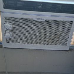 TOSHIBI WINDOW AC UNIT