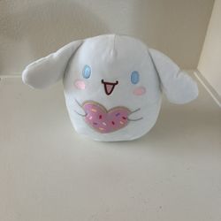 Cinnamon roll plushie