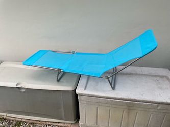 2 Outsunny folding beach lounge chairs