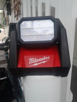 Milwaukee flash light pick UP only