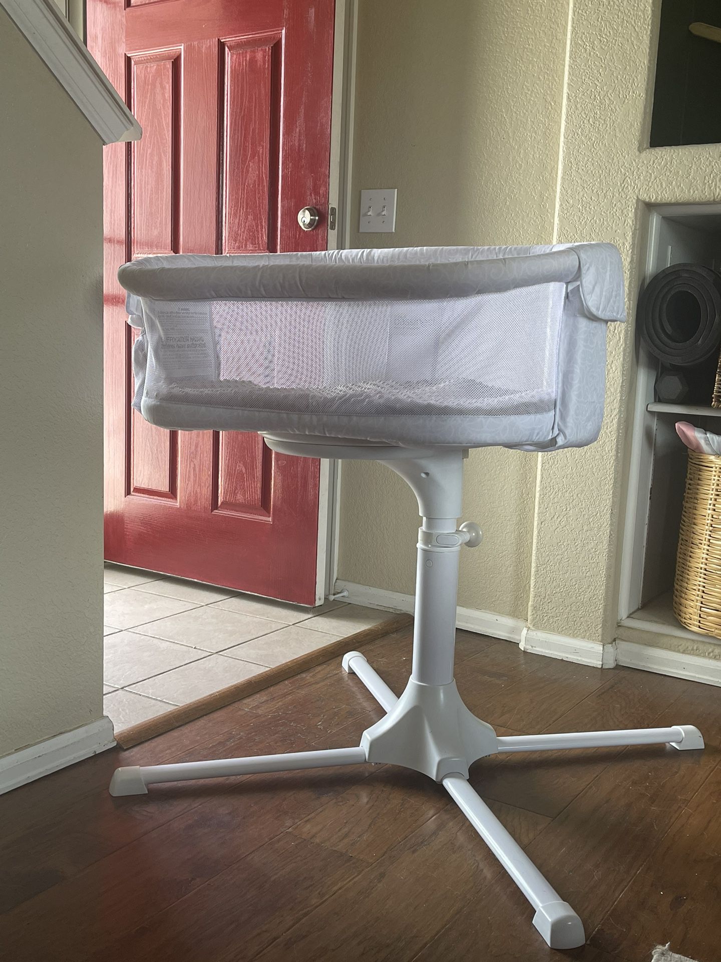 Swivel Halo Bassinet And Accessories 