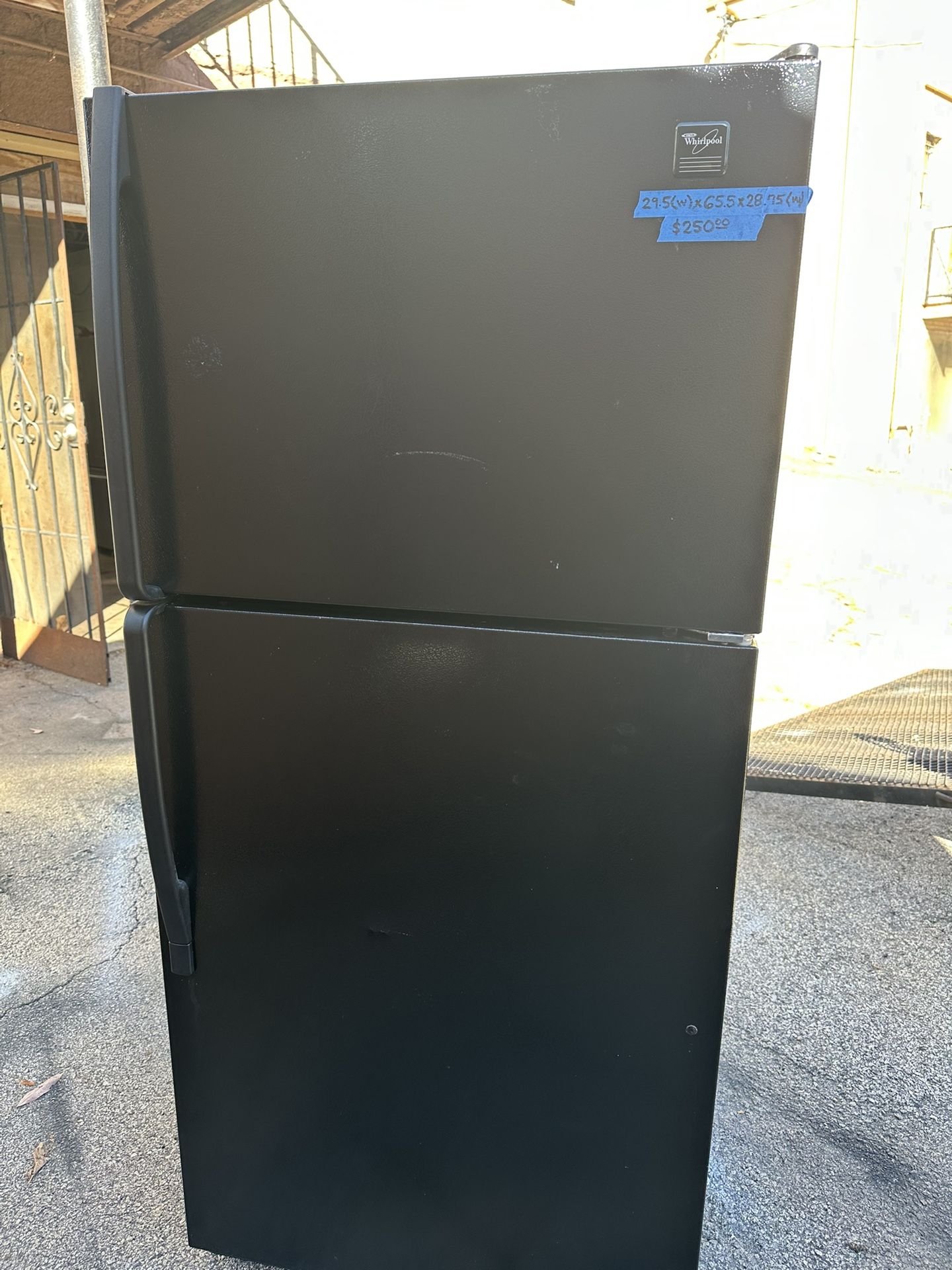 Whirlpool Refrigerator Black (29.5(w) x 65.5(h) x 28.76(d)
