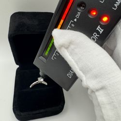 VVS1 Moissanite Engagement Ring