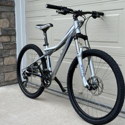 GT Mountain Bike with Disc Brakes (size XS/S) Beautiful Condition