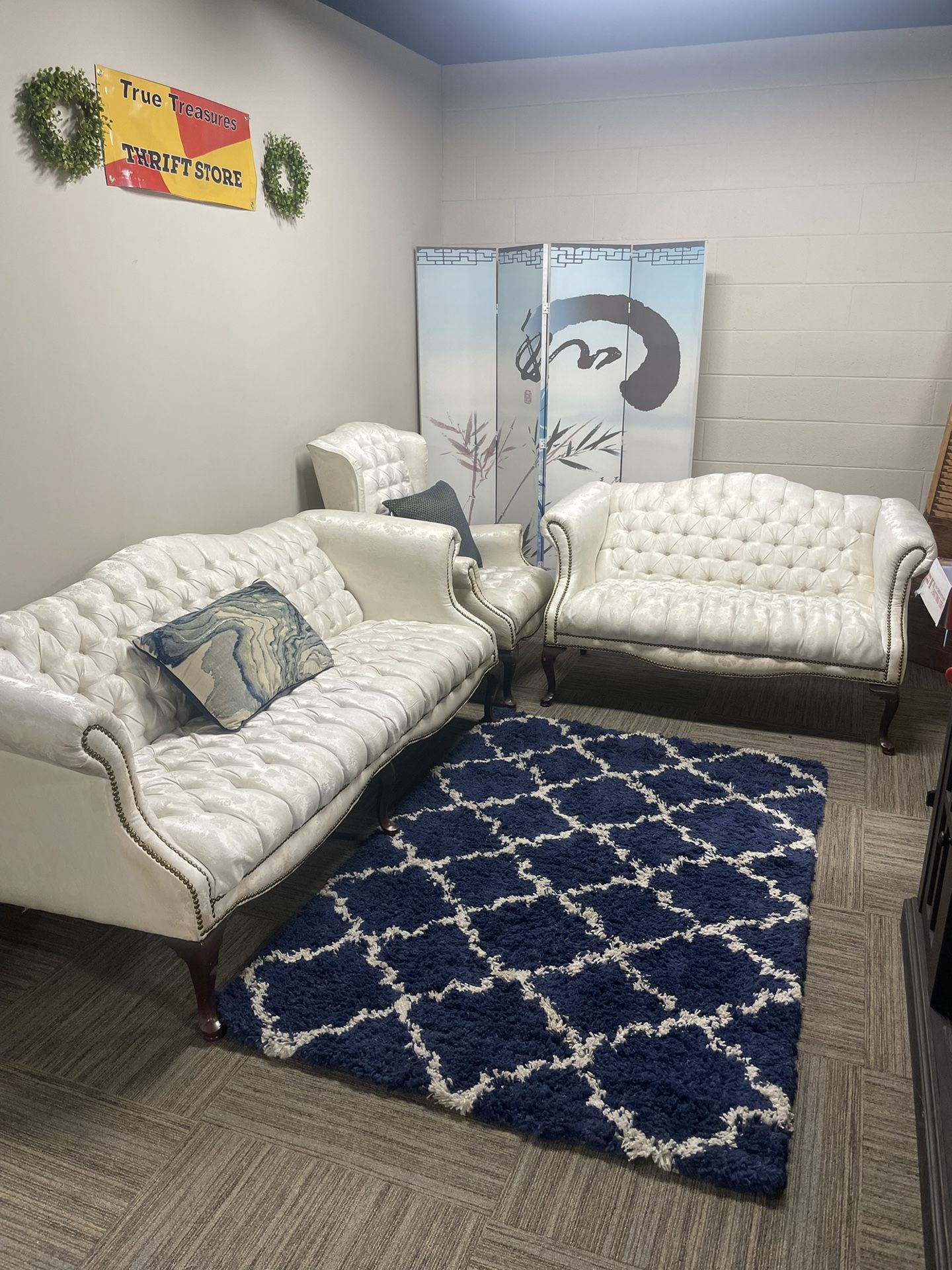 Beautiful Vintage tuft White Couch