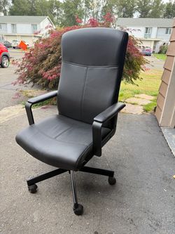 black wheel chair
