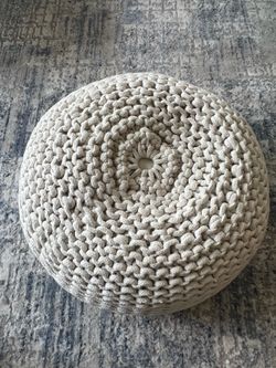 Knitted footrest