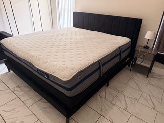 KING SIZE BED SET W/ 2 NIGHT STANDS & LAMPS