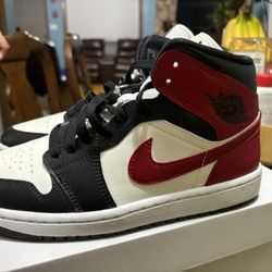Women’s Jordan’s 1 Mids Size 8