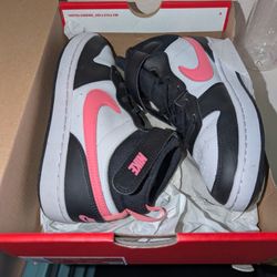 Nike Court Borough 