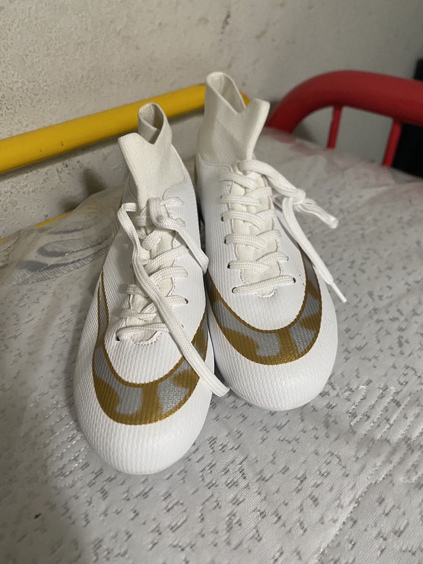 SHEIN SOCCER CLEATS NEW SIZE 6.5