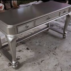 Like NEW Vanity Table & Rug