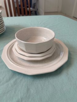 Dish set: bowls, mugs, entree plates, appetizers plates