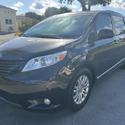 2017 Toyota Sienna XLE