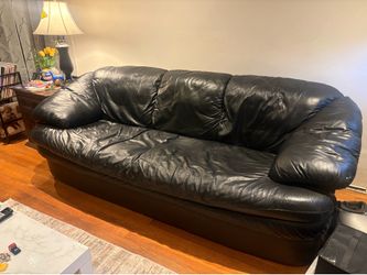 Black leather couch’s