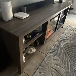 TV Consolé And fireplace 