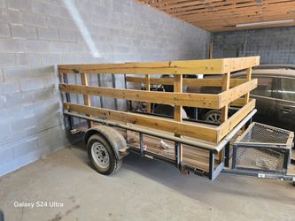 Trailer con piso de madera y redilas. Practicamente nueva. Con llanta extra.