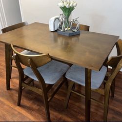 Minimalist Table Set