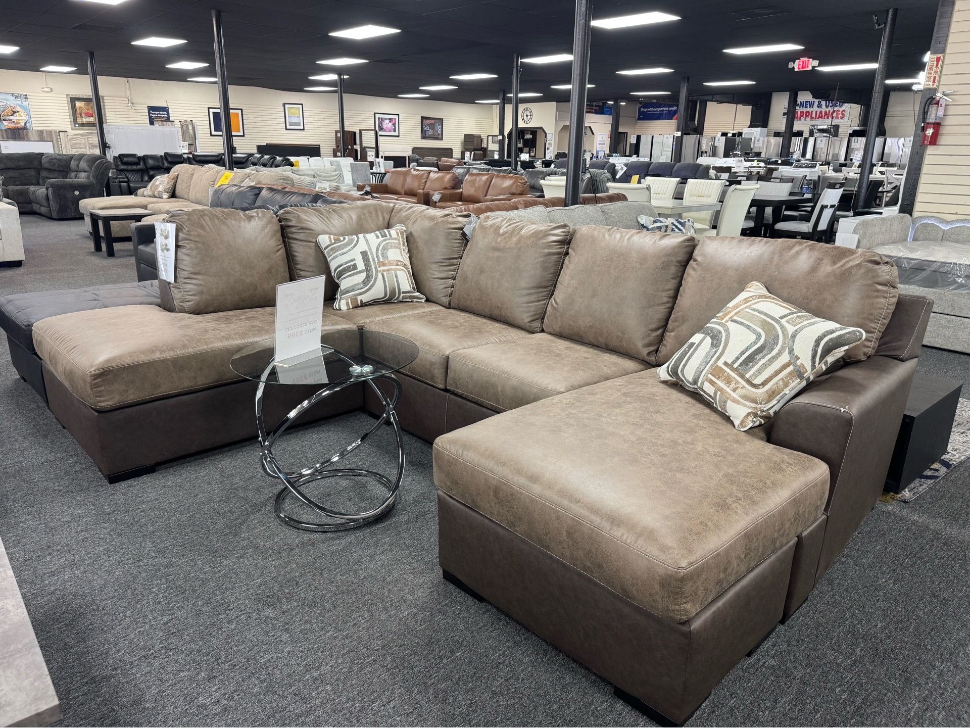Leather Sectional. 🚚WE DELIVER🚚
