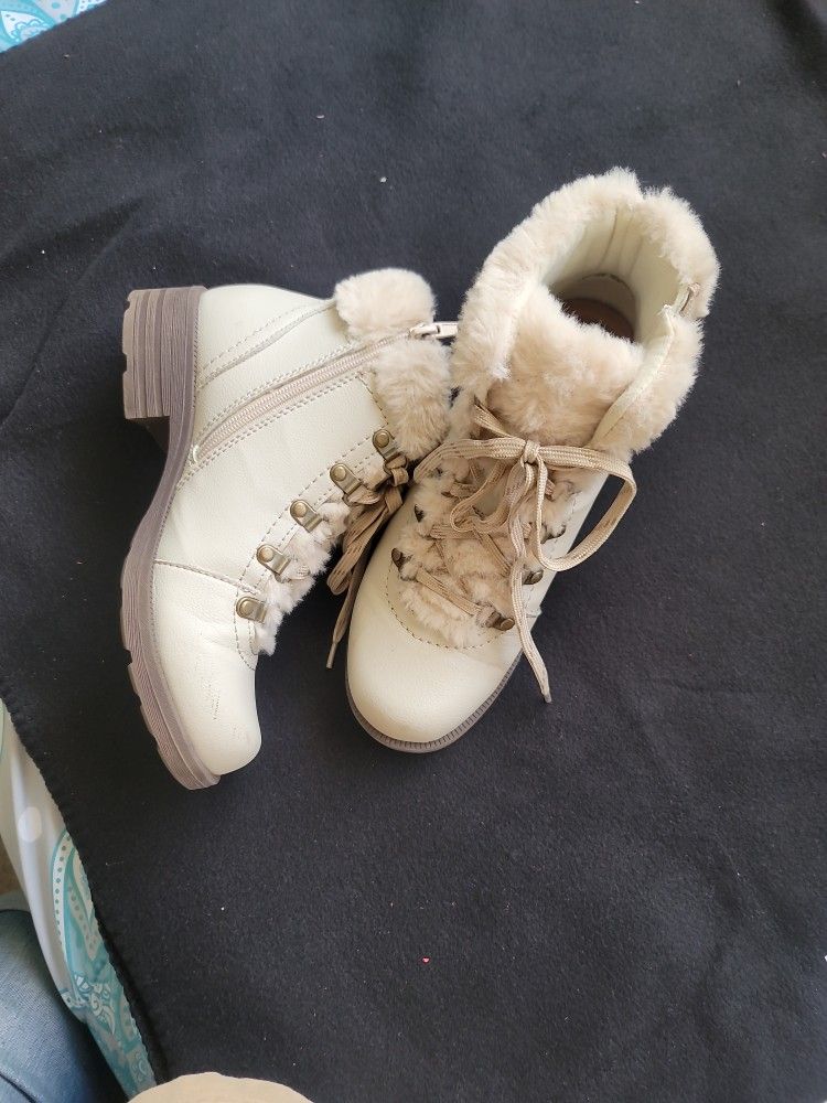 Ivory Maeden Girl Hidde FAUX FUR BOOTS Size 8