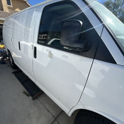 05 Gmc Savanna Door Parts 