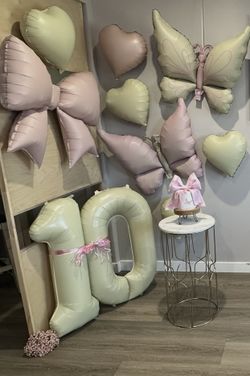 Set Completo Decoración Cumpleaños #10: Pastel de Mentiras, Números Gigantes, Mariposas y Corazones