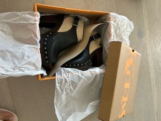 Korks Black platform, size 7 women’s