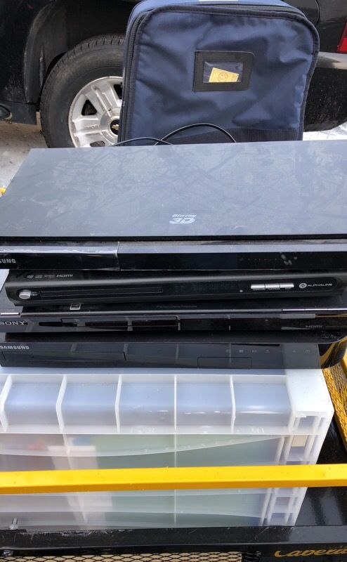 2 blu-ray and 2 DVD players