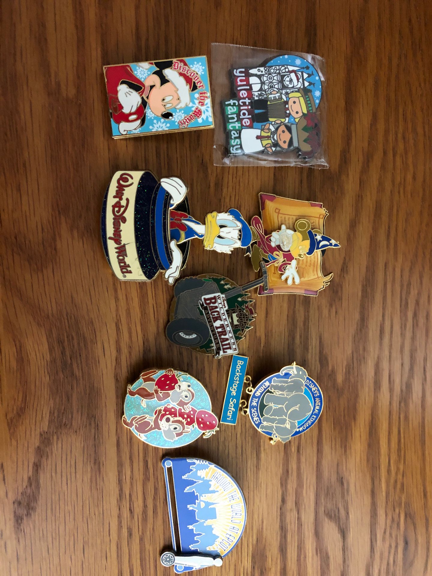 8 Disney pins-Donald, Christmas, Mickey