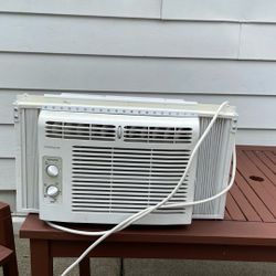 Air Conditioner- Frigidaire Lightly Used 