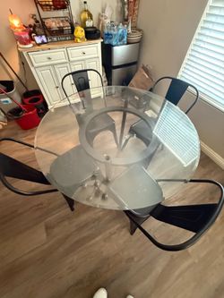Round dinning table