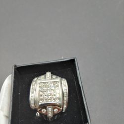 anillo  con  diamantes 