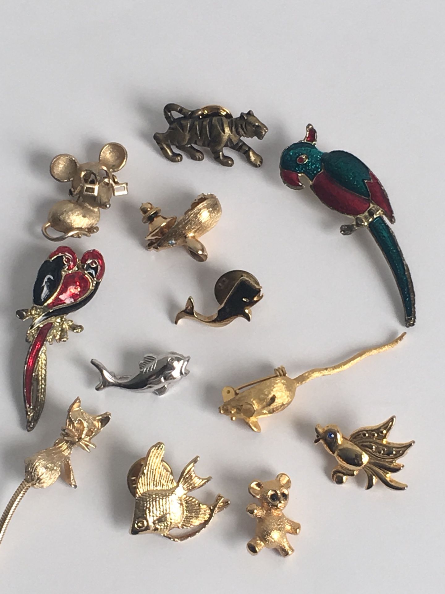 PRETTY BROOCH JEWELRY LOT VINTAGE TO FASHION ALL FOR 27
