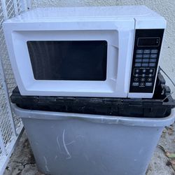 Cuisinart Microwave Oven with Air Fryer for Sale in Los Angeles, CA -  OfferUp