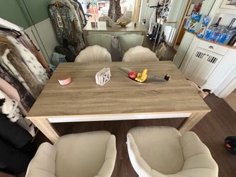 Dining table  ñwith 4 chairs included  (for up to 6 people)