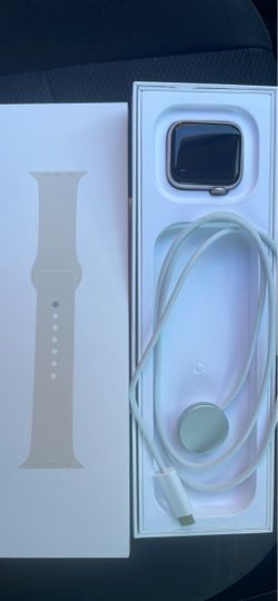 Apple Watch SE 3 (GPS) 40mm Aluminum Case with Sand Sport Band - S/M