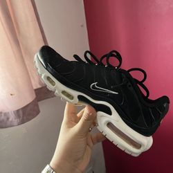 Women NIKE SHOES SIZE 7.5 W