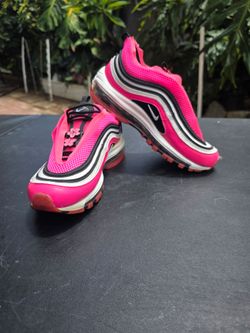 NIKE size 7 woman