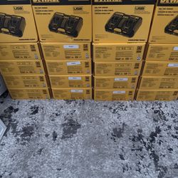 Dewalt 12V to 20V MAX Lithium-Ion Dual Port Jobsite Charging Station with (2) USB Ports