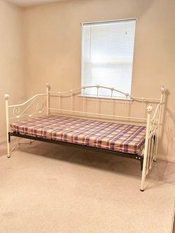 Vintage Cream Metal Hearts Design Daybed