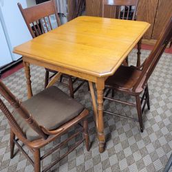 KITCHEN OR DINING TABLE WITH 4 CHAIRS AND 2 LEAFS