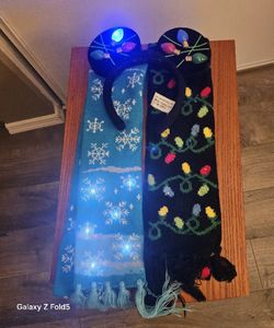 Bufandas Navideñas y Diadema con Luces – ¡Nuevas!
¡Accesorios divertidos y festivos para el invierno!