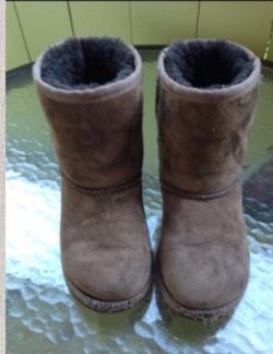 Ugg brown kids sz 12