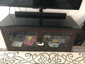 Tv stand very good condition 65 inch