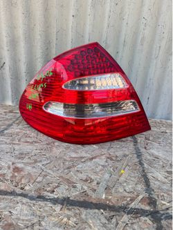 2003-2006 Mercedes E350 3.5L Rear Left Side Taillight Tail Light Lamp