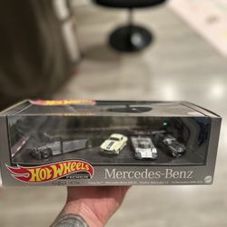 Hot Wheels Premium Collectors Set  Mercedes Benz 