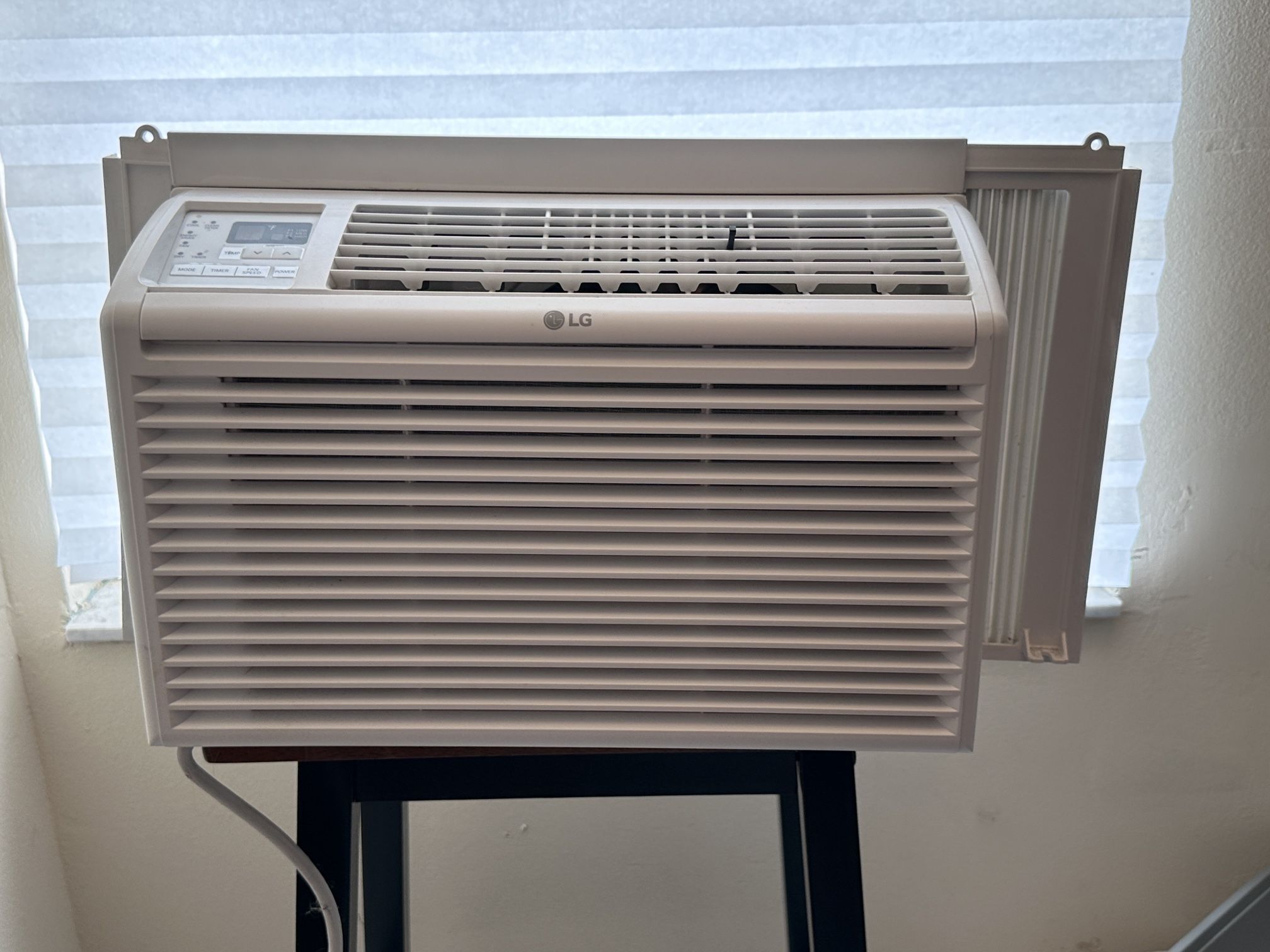 ❄️ LG 6000 BTU Air Conditioner With Remote Excellent